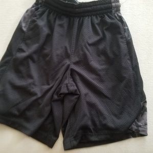 Mens basketball shorts footlocker size small. No r